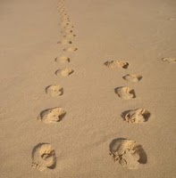 Stand by me – Footprints in the sand